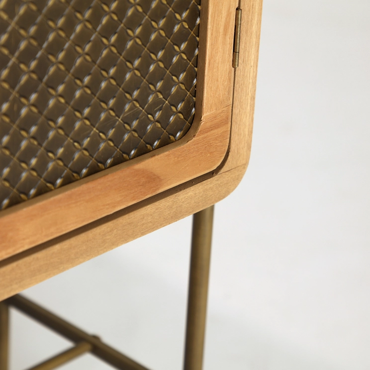 Armario Nevoy, madera de pino color marrón, patas metálicas color oro envejecido