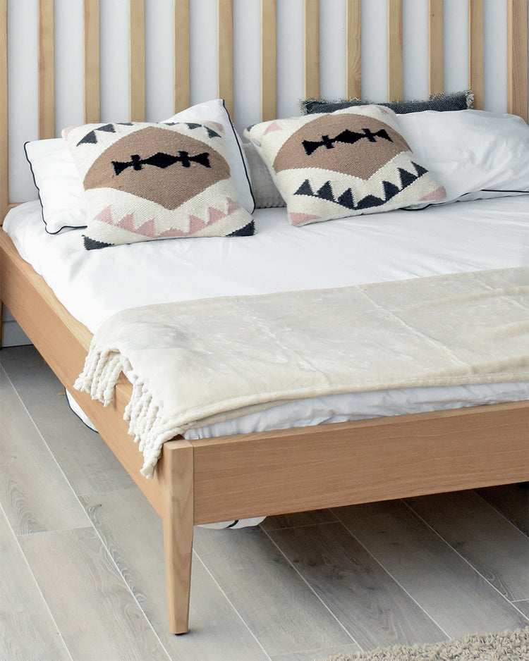 Base cama OLSON en roble natural con pata de madera