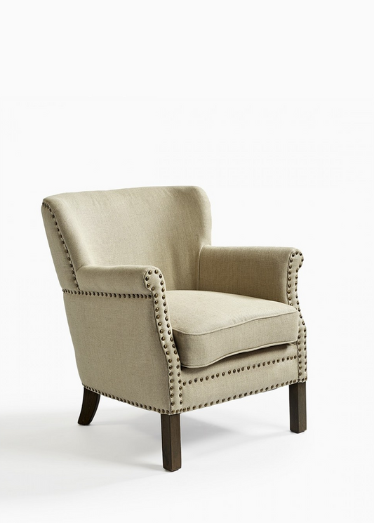 Sillón de lino NORMAN beige con tachuela color cobre