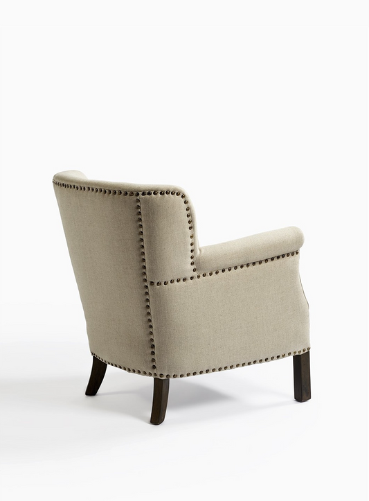 Sillón de lino NORMAN beige con tachuela color cobre