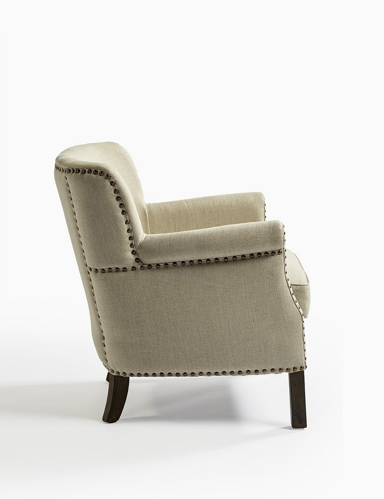 Sillón de lino NORMAN beige con tachuela color cobre