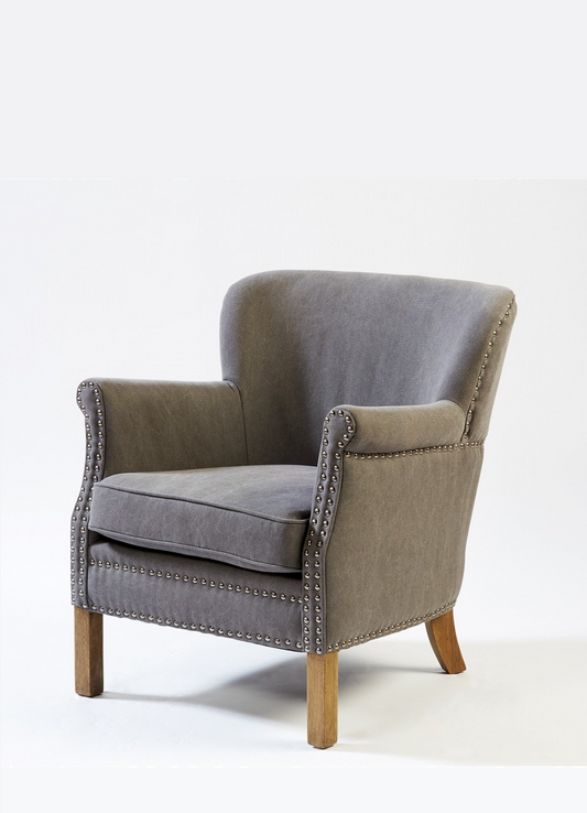 Sillón de lino NORMAN gris con tachuelas plateadas