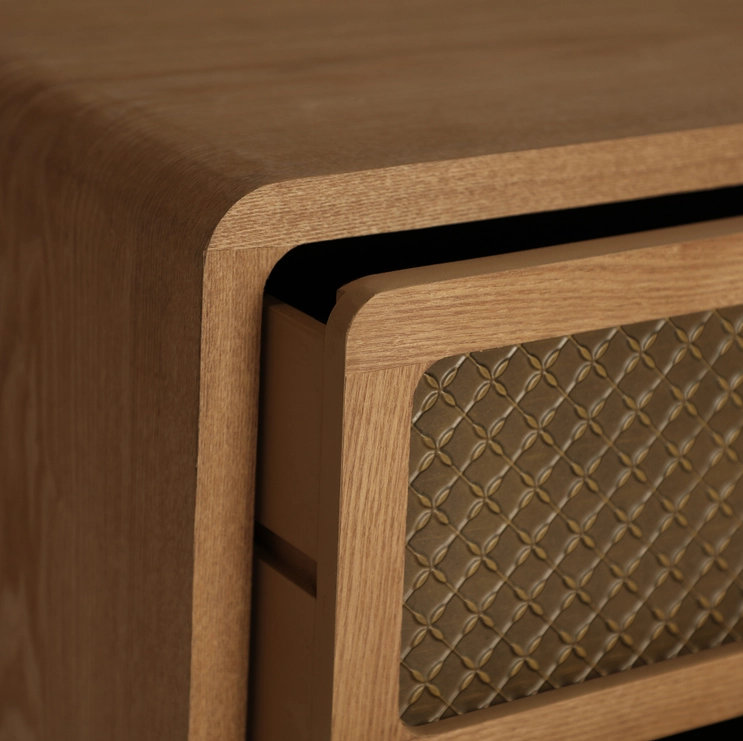 Cómoda Nevoy, madera de pino en color marrón, patas metálicas color oro envejecido