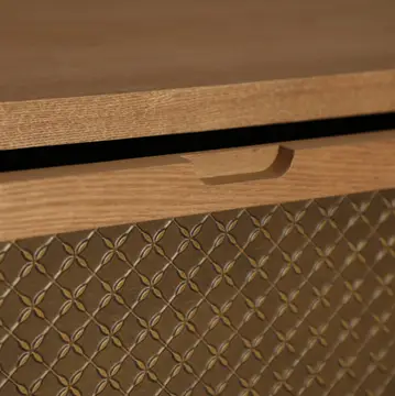 Cómoda Nevoy, madera de pino en color marrón, patas metálicas color oro envejecido