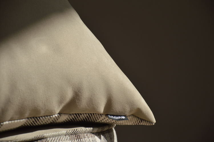 Morís cushion, grey suede and grey checks