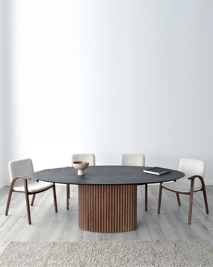 Mesa de comedor redonda SEREN nogal con sobre de porcelánico