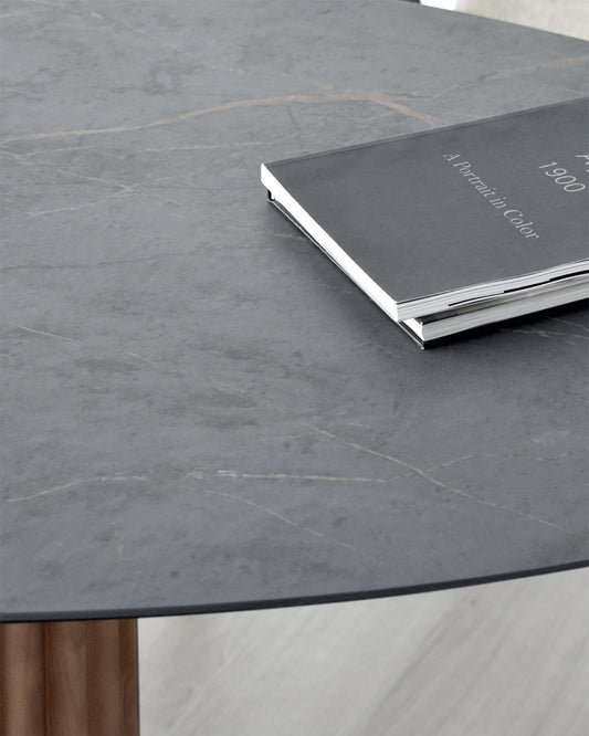 Mesa de comedor redonda SEREN nogal con sobre de porcelánico