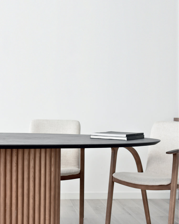 Mesa de comedor redonda SEREN nogal con sobre de porcelánico