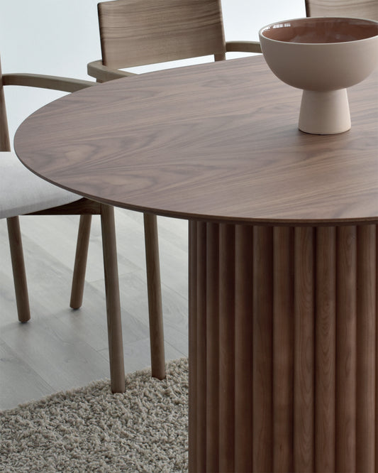 Mesa de comedor redonda SEREN nogal, con dos pies y tapa de madera nogal claro