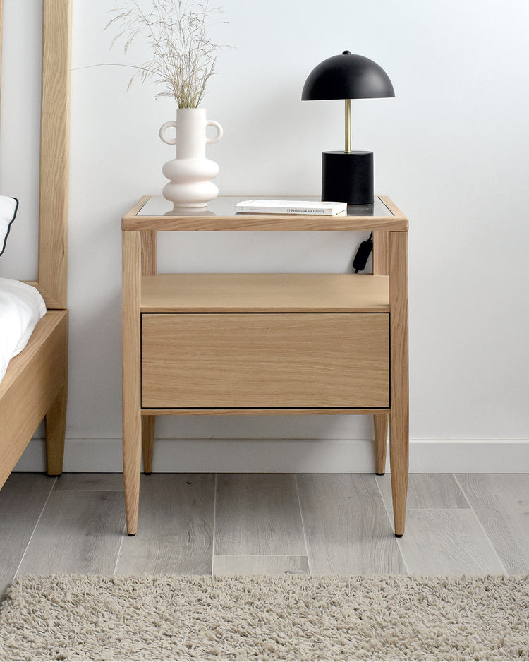 Mesita dormitorio OLSON en roble claro con sobre de cristal