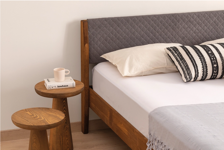 Cama individual LOIRA, de madera de pino color nogal