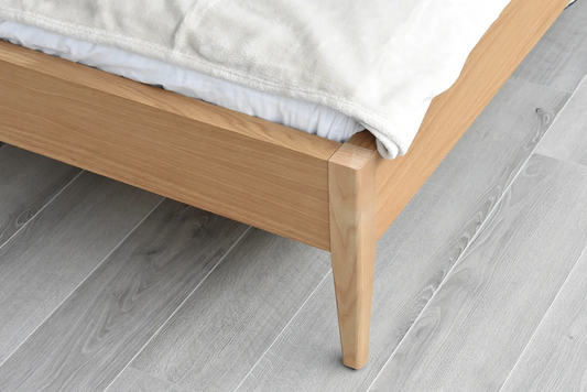 Base cama OLSON en roble natural con pata de madera