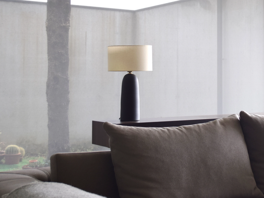 Armona Cónico, lámpara de mesa hecha a mano, negro