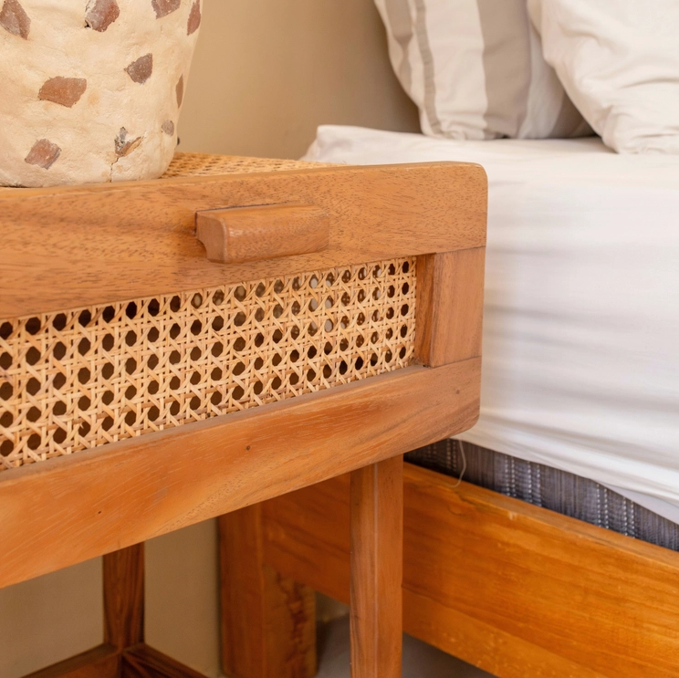 Mesita de noche Jaya, de madera y ratán