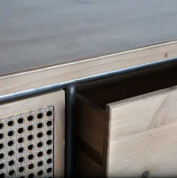 Buffet Tirkana, madera de abeto y hierro en color natural