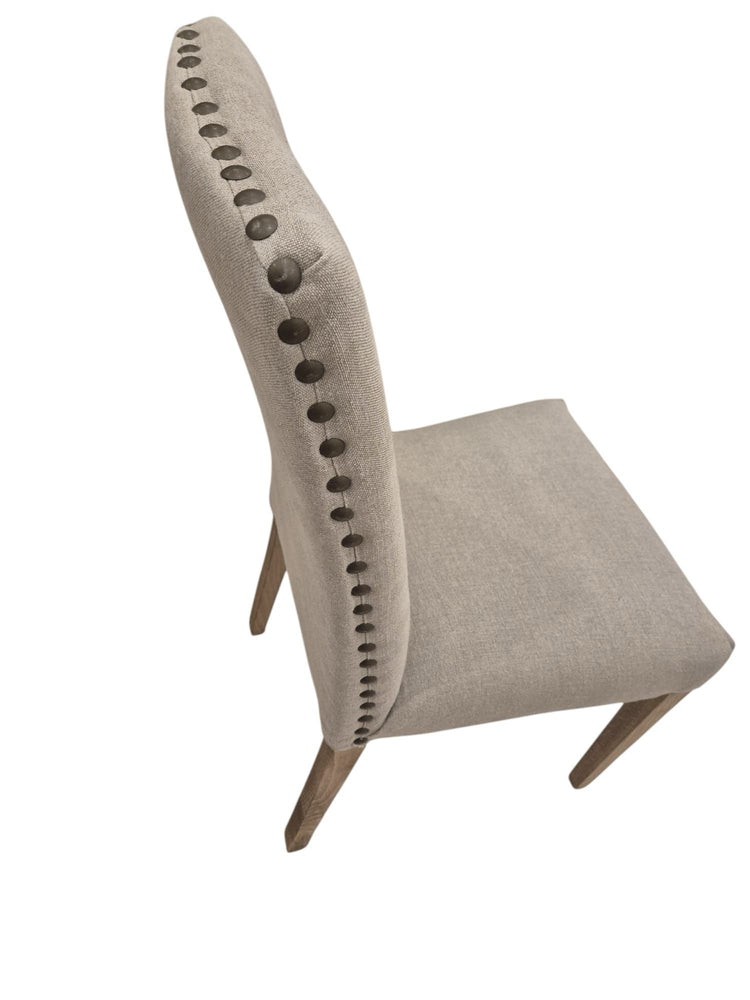 Sand, silla artesanal en madera de haya envejecida, tapizada en lino natural