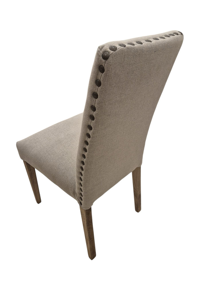 Sand, silla artesanal en madera de haya envejecida, tapizada en lino natural