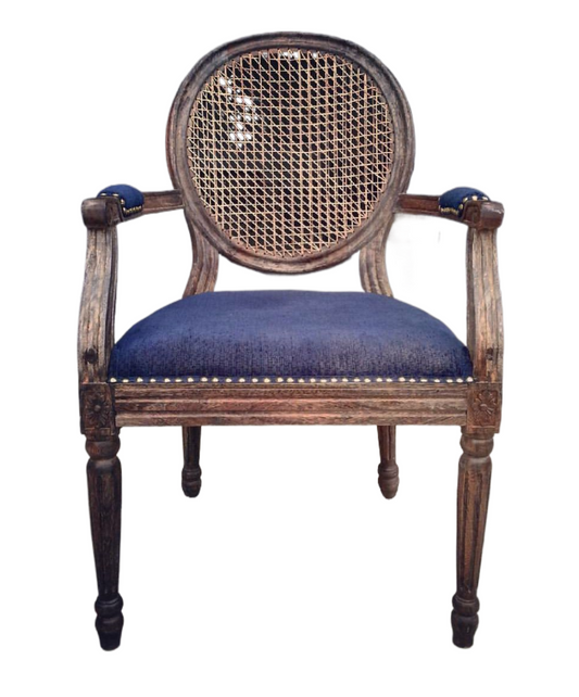 Silla clásica Nefer, en madera de acacia color wengué, tapizada en polipiel índigo