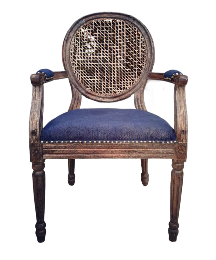 Silla clásica Nefer, en madera de acacia color wengué, tapizada en polipiel índigo