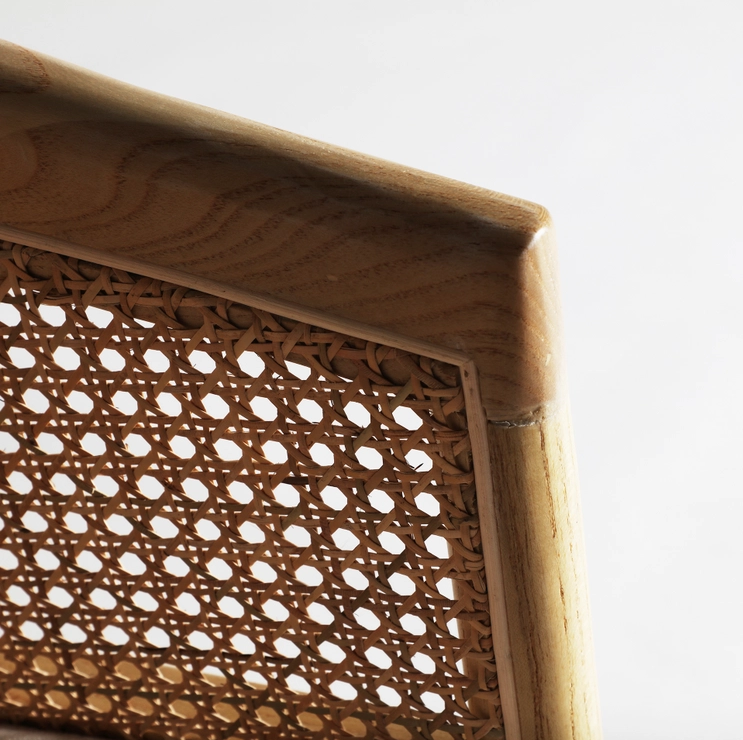 Silla Vikan de madera de olmo natural con respaldo de rejilla de rattán