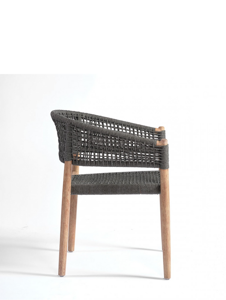 Silla IBIZA, en madera de eucalipto con respaldo y asiento en cuerda de color gris oscuro