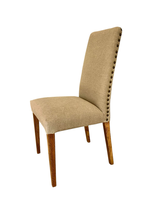 Sand, silla artesanal en madera de haya envejecida, tapizada en lino natural