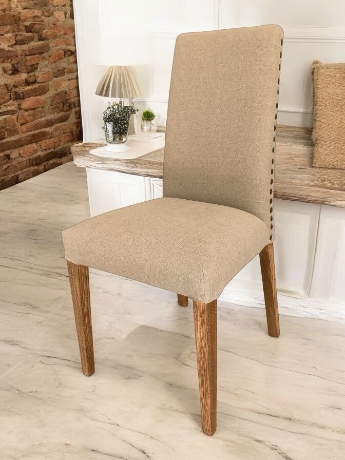 Sand, silla artesanal en madera de haya envejecida, tapizada en lino natural