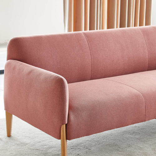 Sofá de diseño minimalista con asiento continuo y brazos integrados