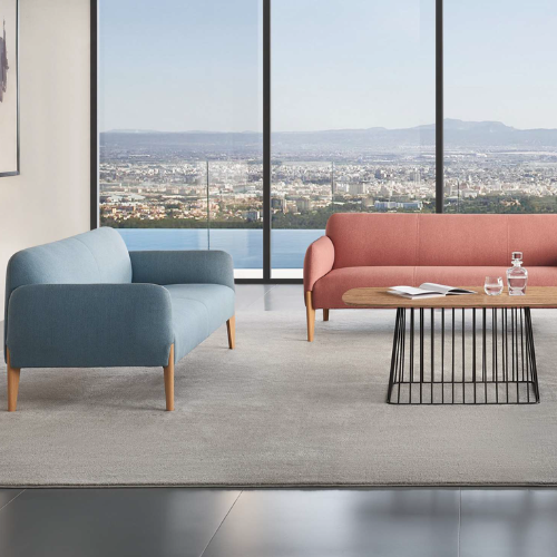 Sofá de diseño minimalista con asiento continuo y brazos integrados