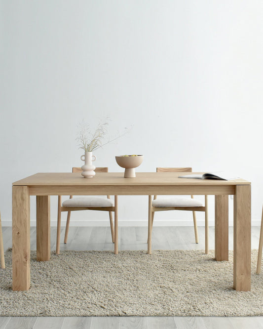 Mesa de comedor HELGA extensible con sobre de roble natural