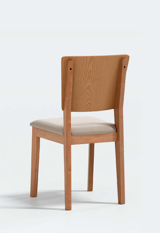 Silla DANAE, en madera de fresno natural con respaldo de madera