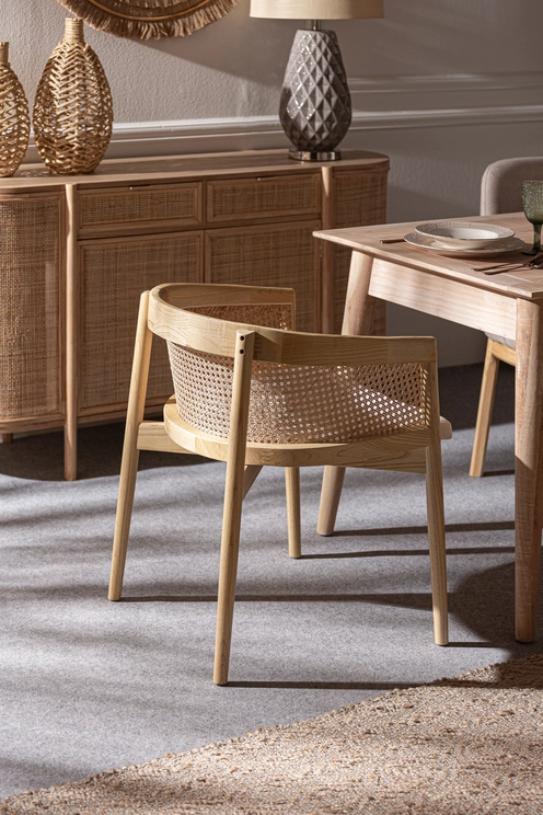 Silla VIKAN, de madera de olmo natural con respaldo de rejilla de rattán